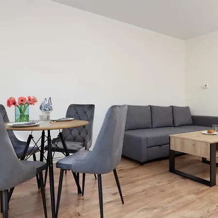 Apartamento źródlana Two-bedroom With Balcony By Renters