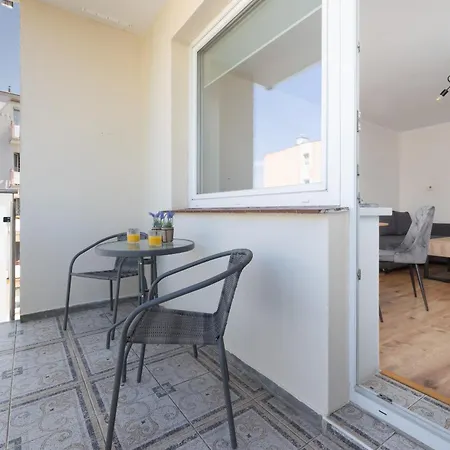 Zrodlana Two-bedroom With Balcony By Renters Apartment