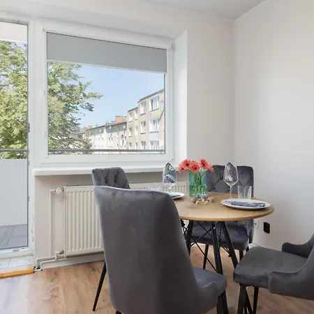 Zrodlana Two-bedroom With Balcony By Renters