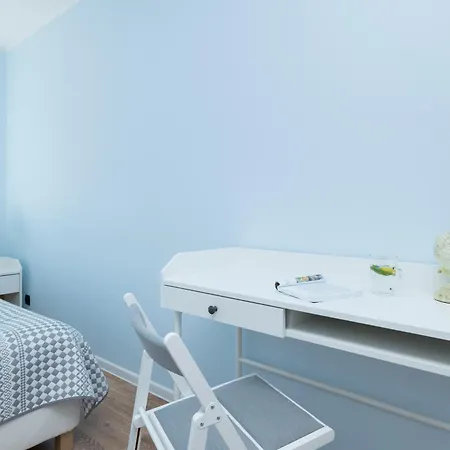 Zrodlana Two-bedroom With Balcony By Renters شقة *