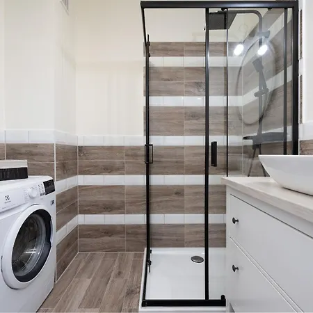 Zrodlana Two-bedroom With Balcony By Renters * كولوبرزيغ
