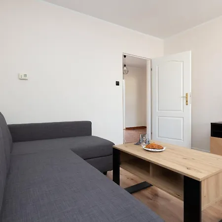 Zrodlana Two-bedroom With Balcony By Renters شقة *